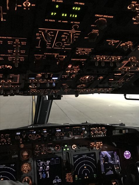 Flight deck Boeing 737-700 Aviation Motivation, 737 Cockpit, Boeing 737 Cockpit, Aviation Aesthetic, Pilot Life, Pilot Career, Student Pilot, Pilots Aviation, Airplane Wallpaper