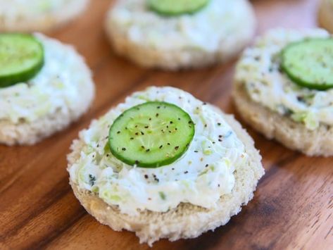 Cucumber rye open faced finger sandwich, crustless, with pepper on a wooden background. Help Movie, Oscar Food, Cucumber Tea Sandwiches, Tea Sandwiches Recipes, Themed Food, Cucumber Sandwiches, Finger Sandwiches, Tea Sandwiches, Tasty Treats