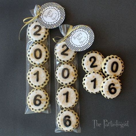 Fondant Numbers, New Years Eve Party Ideas Food, New Years Eve Dessert, New Year's Desserts, Flooding Cookies, New Years Cookies, New Year's Cake, Fondant Toppers, Edible Glitter