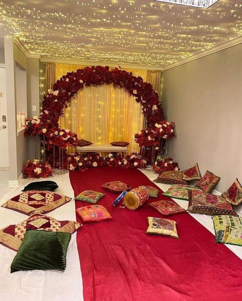 Dholki Setup, Dholki Aesthetic, Dholki Decor Home, Mayoon Decor, Mehndi Decor At Home, Mehndi Stage Decor, Dholki Decor, Mehndi Decoration Ideas, Haldi Decoration Ideas