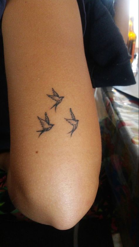 Tiny Bird Tattoos, Pola Tato, Small Tattoos With Meaning, Petite Tattoos, Парные Тату, Discreet Tattoos, Subtle Tattoos, Dainty Tattoos, Tattoo Designs And Meanings