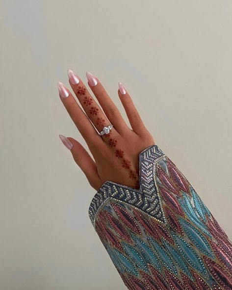 Henne Tattoo, Cute Henna Designs, Inai Pengantin, Cute Henna Tattoos, Henna Style Tattoos, Jagua Henna, Henna Nails, Henna Inspired Tattoos, Cute Henna