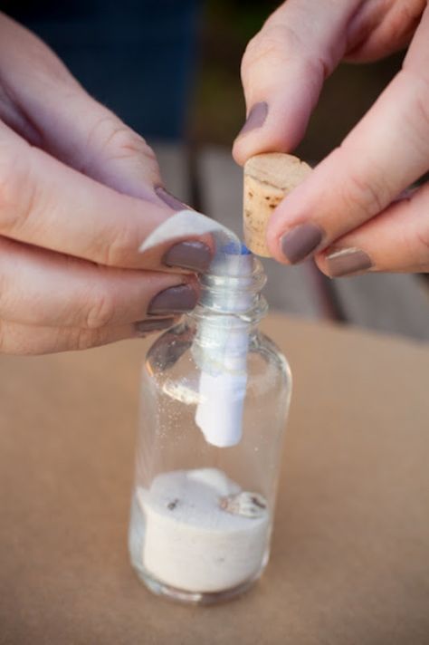 de Lovely Affair: {Beach Wedding Week} DIY Save the Date - Message in a Bottle Message In A Bottle Ideas, Bottle Invitation, Creative Invites, Crafty Wedding, Diy Message, Kids Pirate Party, Diy Save The Date, Pirate Party Invitations, Brownie Ideas