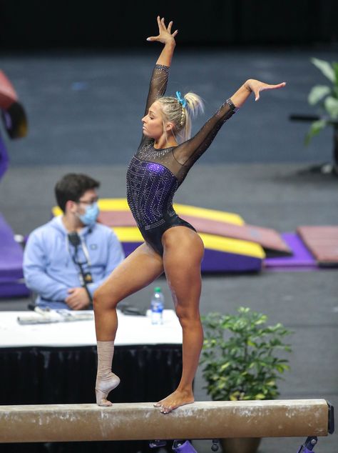 Gymnastics Pictures Poses Photo Shoot, Livvy Dune, Gymnastics Media Day, Gymnastics Photo Poses, Livy Dunne, Gymnastics Pics, Beach Gymnastics, Lsu Gymnastics, Gymnastics Fails