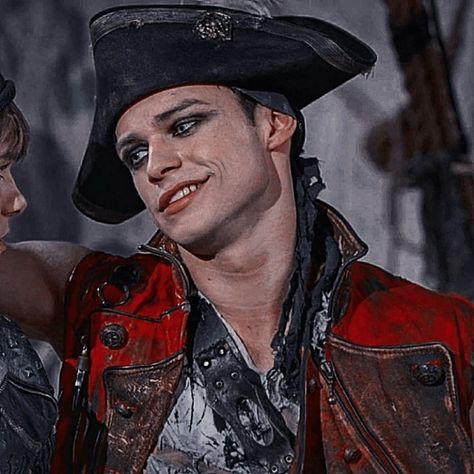 『Descendants Icons』 Mal X Harry Hook, Harry Hook Descendants, Harry Descendants, Hook Descendants, Hot Pirate, Descendants Icons, Peter Pan Jr, Descendants Pictures, Descendants Wicked World