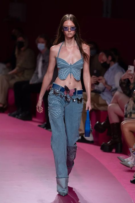 Denim Styling, Butterfly Fashion, Denim Crop Top, Vintage Versace, All Jeans, Sketchbook Ideas, 2022 Fashion, Modieuze Outfits, Summer Fashion Trends