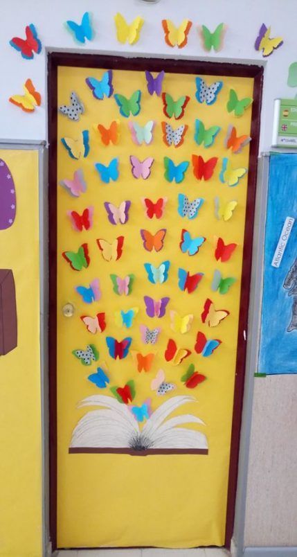 Spring Classroom Door, Butterflies Classroom, Diy Classroom Decorations, School Door Decorations, Spring Classroom, School Doors, Teacher Doors, Door Decorations Classroom, Board Decoration