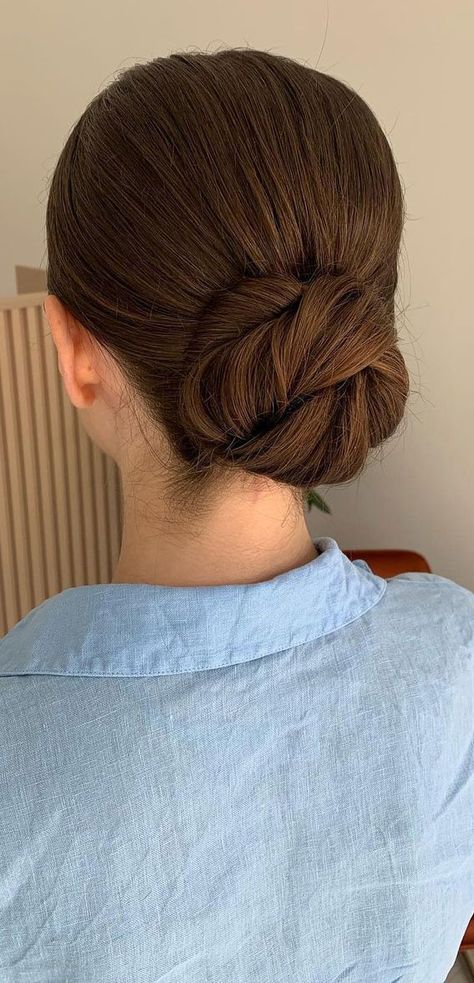 Bridal Low Bun Dark Hair, Wedding Hairstyles Messy Bun, Updo Bridal Hairstyles, Low Chignon Bun, Twisted Low Bun, Hairstyles Messy Bun, Classic Wedding Hairstyles, Wedding Day Hairstyles, Messy Bun Updo