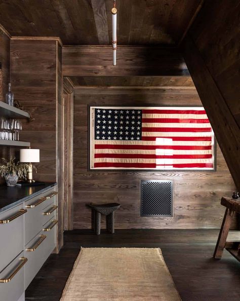 A cozy retreat with timeless materials and beautiful design on Lake Martin Sean Anderson Design, Cabin Game Room, Country Couches, Mountain House Decor, Sean Anderson, Bar Inspiration, Western Homes, Modern Cabin, Beautiful Living Rooms