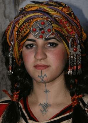 Les Tatouages berbères (Amazigh) - WardRose Vos contributions Berber Tattoo, Tattoos Nature, Tattoos Matching, Tattoo Ideas Easy, Tattoos Love, Facial Tattoos, We Are The World, Nature Tattoos, People Of The World