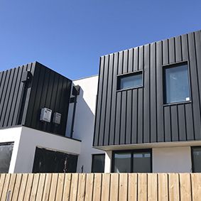 Cladding House Exterior Australia, Cladding House Exterior, Modern Mobile Homes, Zinc Cladding, Aluminium Cladding, House Cladding, Facade Cladding, Red Panels, Standing Seam