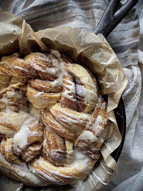 This Braided Cinnamon Sourdough Wreath is beautifully woven with fluffy fermented sourdough and twisted with brown sugar and various spices. Sourdough Cinnamon Twist Bread, Sourdough Camping Recipes, Easy Overnight Sourdough Recipes, Sourdough Cinnamon Pull Apart Bread, Braided Sourdough Bread, Fall Sourdough Discard Recipes, Stuffed Sourdough Bread, Sourdough Fall Recipes, Sourdough Wreath