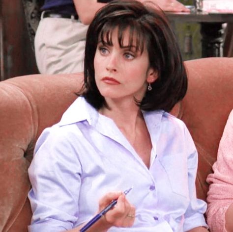 Monica Geller Short Hair Bangs, Monica Haircut, Monica Geller Aesthetic, Monica Hair, Monica Geller Style, Monica Hairstyles, Monica Geller Outfits, Monica Gellar, Friends Outfits