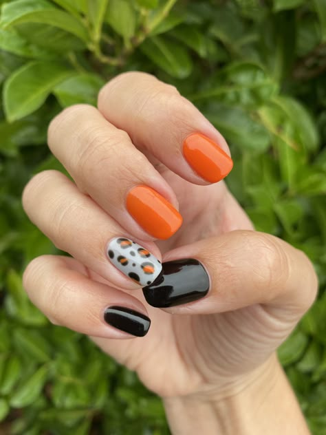 Orange And Black Leopard Print Nails, Orange And Black Checkered Nails, Orange And Black Gel Nails, Orange Cheetah Nails, Ideas For Short Nails Simple, Orange And Black Nails, Black And Orange Nails, Art Ideas Cute, Short Nails Simple