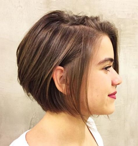 Chin-Length Bob With Dark Blonde Highlights Corte Chanel, Dark Blonde Highlights, Kort Bob, Bob Haircuts For Fine Hair, Short Brown Hair, Bob Haircut For Fine Hair, Bob Hairstyles For Fine Hair, Short Bob Haircuts, Penteado Cabelo Curto