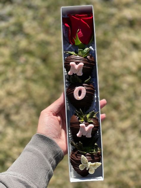 Mother Day Treat Boxes, Strawberry Valentine Box Ideas, Happy Mothers Day Strawberries, Mothers Day Treats Boxes, Mother's Day Treat Boxes, Mother’s Day Chocolate Ideas, Mother Day Chocolate Strawberries, Mother Day Strawberries Ideas, Mothers Day Arrangements Strawberries