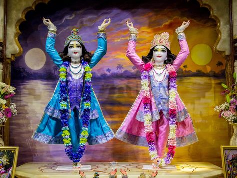 Gaura Nitai Outfits, Gaura Nitai, Deity Clothes, Gaur Nitai, Shree Radhe, Krishna Book, Hare Krishna, Lord Krishna, Dress Pattern