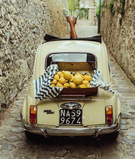 SENSTYLABLE on Instagram: “Lemons and vintage Fiat ( @sincerelyjules by 📷 @grantlegan) #summer #vintage #retro” Old Car, Italian Summer, Fiat 500, Positano, Amalfi Coast, Summer Travel, Amalfi, Travel Inspiration, Around The Worlds