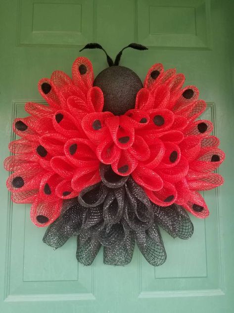 Ladybug Wreath Mesh, Wing Board, Couronne Diy, Fall Mesh Wreaths, Ladybug Decorations, Deco Mesh Wreaths Tutorials, Summer Mesh Wreaths, Burlap Flower Wreaths, Ladybug Wreath