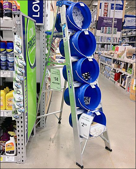 Ladder Bulk Bucket Display Main Yard Sale Organization Display, Garage Sale Ideas Display, Yard Sale Display, Yard Sale Hacks, Yard Sale Organization, Garage Sale Tips, Garage Bathroom, Rummage Sale, Market Displays