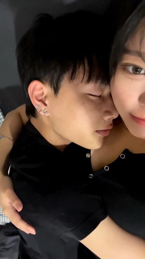 Cute Couples Cuddling, Couples Vibe, Ulzzang Couple, Korean Couple, Cute Couples Kissing, Skincare Makeup, Beauty Skincare, Just Video, Instagrammer