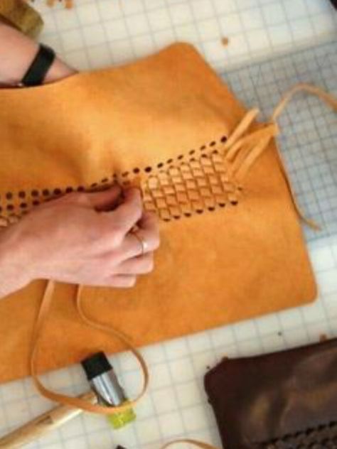 Hantverk Diy, Leather Tutorial, Sac Diy, Leather Bag Pattern, Leather Art, Sewing Leather, Leather Weaving, Leather Projects, Leather Pattern