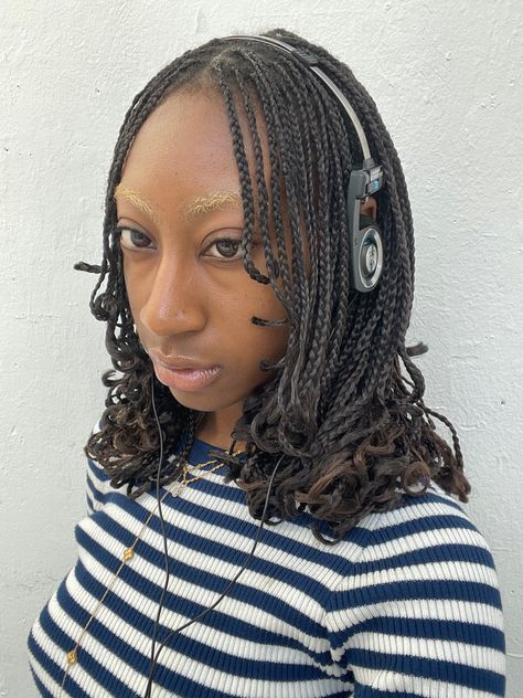 Porta Pros, Feathered Braids, Feather Braids, Braids 2023, Y2k Braids, Short Box Braids Hairstyles, Faux Locs Hairstyles, Cute Box Braids Hairstyles, Aso Oke