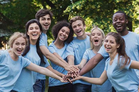 Teach youth the power of kindness with these helpful random acts ideas for families, teachers, camp counselors and youth leaders. Youth Volunteer, Volunteer Activities, Kindness Projects, Kindness Activities, Youth Leader, Happy Stories, Camp Counselor, Internship Program, Volunteer Opportunities