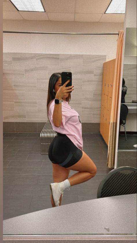 Gym Insta Pics, Oversized Shirt Workout Outfit, Leg Day Poses, Gym Poses Mirror, Leg Day Gym Outfit, Gym Fits Aesthetic Oversized, Outfit Gym Oversize, Cute Gym Pics, Poses Gym Mujer