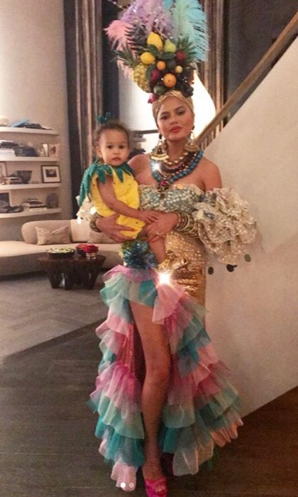 Chrissy Teigen and daughter Luna Legend coordinated this Halloween. The cookbook author fittingly dressed as Carmen Miranda with her and John's baby girl dressing as a pineapple. Halloween Celebrities, Carmen Miranda Costume, Havana Party, Havana Nights Party, Bathroom Cupboards, Costume Carnaval, Carmen Miranda, Havana Nights, Diy Kostüm