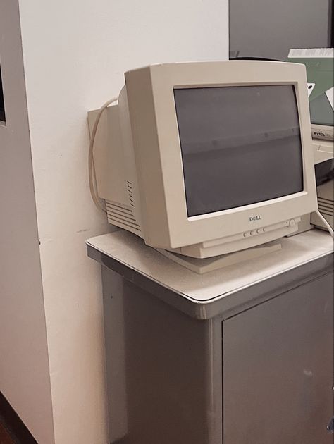 Antique 2000s computer dell monitor old technology tech white gray aesthetic Computer 2000s, White Gray Aesthetic, 2000s Computer, Dell Monitor, Computer Monitor Accessories, Vintage Computer, Old Technology, Computer Lab, 2000s Aesthetic