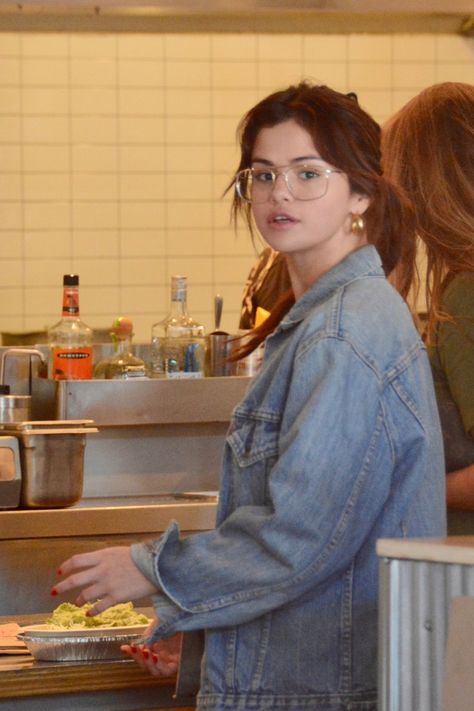 Glasses Aesthetic For Round Face, Selena Gomez Glasses Eyewear, Selena Gomez Eyeglasses, Selena Gomez Glasses, Glasses For Round Faces, Glasses Aesthetic, Selena Gomez Hair, Selena Gomez Wallpaper, Selena Gomez Outfits