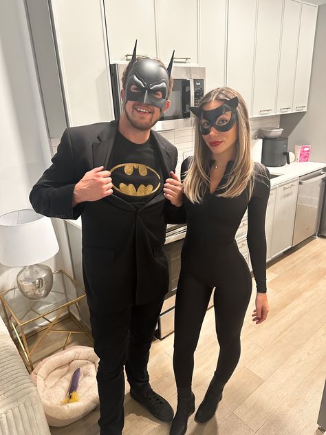 Superhero Couples Costumes, Ropa Color Neon, Catwoman And Batman, Catwoman Halloween Costume, Superhero Halloween Costumes, Batman Halloween, Cute Couples Costumes, Kostum Halloween, Halloween Parejas