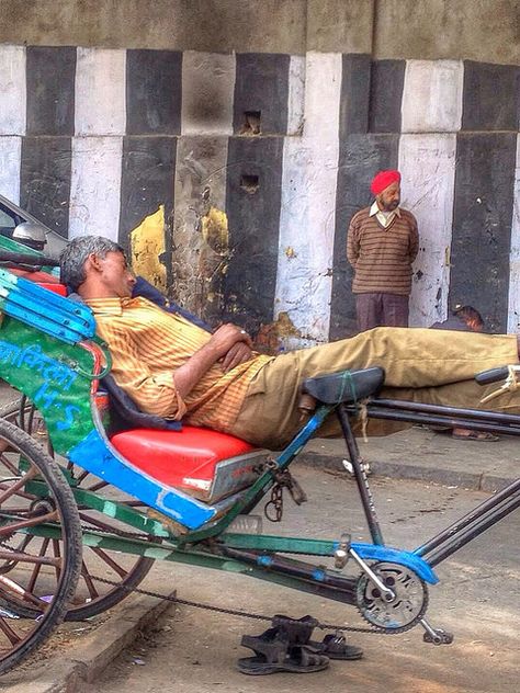 day at work in new delhi. | Flickr - Photo Sharing! Bhikhari Photo, Haridwar Street Photography, Local Train Mumbai Photography, New Delhi Railway Station, Delhi Roads, Streets Of India Photography, Amazing India, Indian Colours, India People