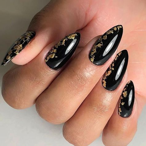 Fourth Wing Nails Designs, Prom Nails Black And Gold, Fourth Wing Nails, Black And Gold Nails Acrylic, Black And Gold Nails Ideas, Black Nails Gold, Black And Gold Nail Designs, Almond Acrylic Nails Designs, Gold Gel Nails