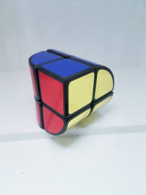 It is a cube 2x2 penrose version made in 3D printing and finished and sanded by hand. With metallic stickers Cube 2x2, Rubix Cube, Cube Pattern, Rubik's Cube, Impression 3d, In 3d, 3d Printing, Logos