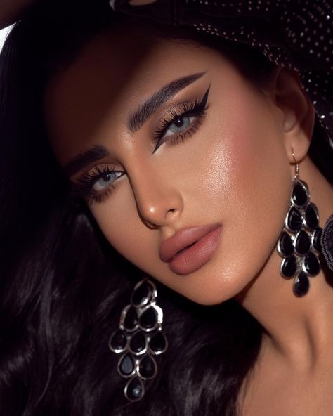 Arabian Makeup Look, Arabic Makeup Looks, Moroccan Makeup, Uae Women, Egyptian Eye Makeup, Wallpapers Home Screen, Glam Bride Makeup, Makeup Wrinkles, Middle Eastern Makeup