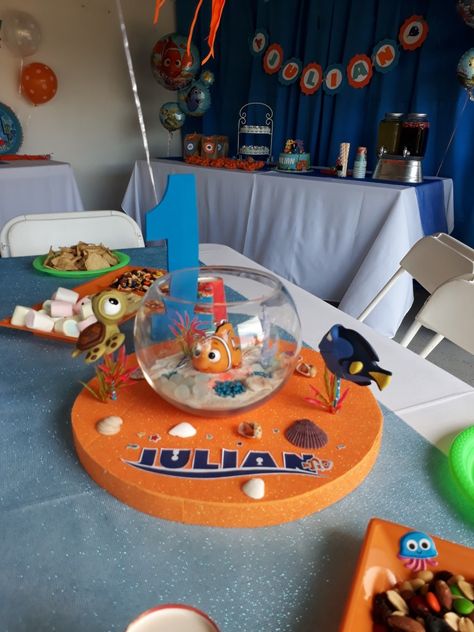 Nemo centerpiece table decoration Finding Nemo Centerpieces Diy, Ocean Birthday Table Decorations, Dory Centerpieces Ideas, Nemo Table Decorations, Finding Nemo Table Centerpieces, Finding Nemo Birthday Party Decorations, Finding Dory Centerpieces Ideas, Finding Nemo Birthday Party Ideas Centerpieces, Finding Nemo Centerpieces Ideas