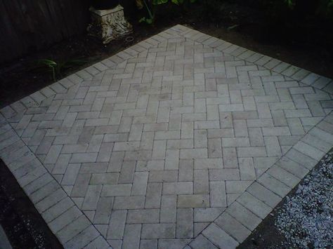 herringbone pattern for patio pavers. I like this idea for shower floor tiles Pavers Diy, Diy Patio Pavers, Paver Designs, Patio Layout, Brick Patio, Patio Pavers Design, Brick Walkway, Patio Pavers, Paver Walkway