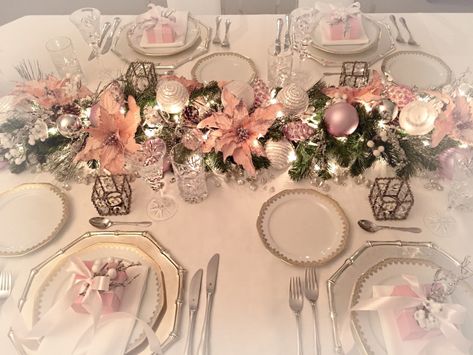 Pink And White Christmas Table Setting, Pink Christmas Table Decorations Centerpiece, Table Noel Rose Gold, Christmas Table Pink, Pink And Gold Christmas Table Decor, Rose Gold Christmas Table Setting, Pink Christmas Table Decorations, Pink Christmas Dinner Table, Sismas Party