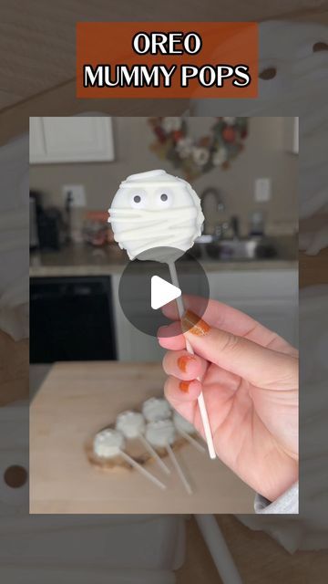 Rosa Enid on Instagram: "Oreo Mummy Pops 👻🎃  If you love @oreo cookies, you’re going to love these Mummy pops! These are super fun and easy to make.  All you need is Oreos, white chocolate and decorative eye balls.   Steps to make:  Melt your white chocolate.  Add a cake pop stick to your Oreos and dip them into the hot chocolate.  Let the first layer dry and then dip them in the hot chocolate again. The second time you dip, you can add the eyes. Let it dry, and then add the white chocolate in a zig zag motion so it looks like a mummy. Once that dries you can enjoy!   The best part is the orange color that pops out when you take a bite because these are the spooky Oreos!   #halloweenideas #halloweentreats #halloweendesserts #chocolate #oreocookies #halloweenpartyideas" Oreo Cake Pops Halloween, Spooky Oreos, Halloween Dipped Oreos, Halloween Chocolate Covered Oreos, Halloween Dip, Oreo Cake Pops, White Chocolate Oreos, Oreo Cookie Pops, Halloween Oreos