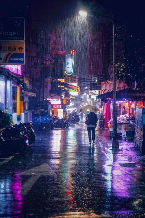 neon signs + rain, taipei, taiwan | travel destinations in east asia + city night lights #wanderlust Rain At Night, City Rain, San Myshuno, Night Rain, New Retro Wave, Taiwan Travel, Neon Nights, Cyberpunk Aesthetic, Cyberpunk City