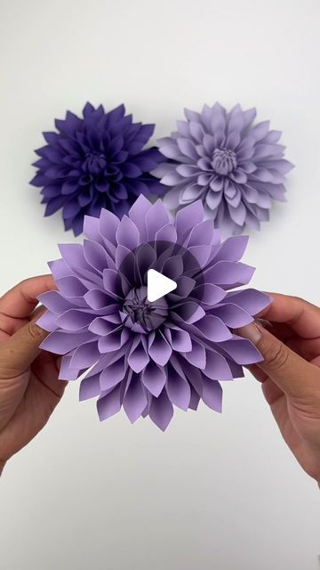 Craft Paper Flowers Diy, How To Make Dahlia Paper Flowers, Paper Flowers Pattern, Folding Paper Flowers Diy, How Do You Make Paper Flowers Diy Crafts, New Flower Bouquet Ideas, Diy Dahlia Paper Flower, How To Make Flowers Easy, Diy Paper Dahlia