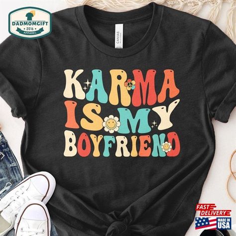 Karma Shirt Taylor Swift, Karma Is My Boyfriend, Dibujos Ideas, Taylor Swift T Shirt, Taylor Swift Games, Taylor Swift Shirts, Swift Concert, Me As A Girlfriend, Cat Hoodie