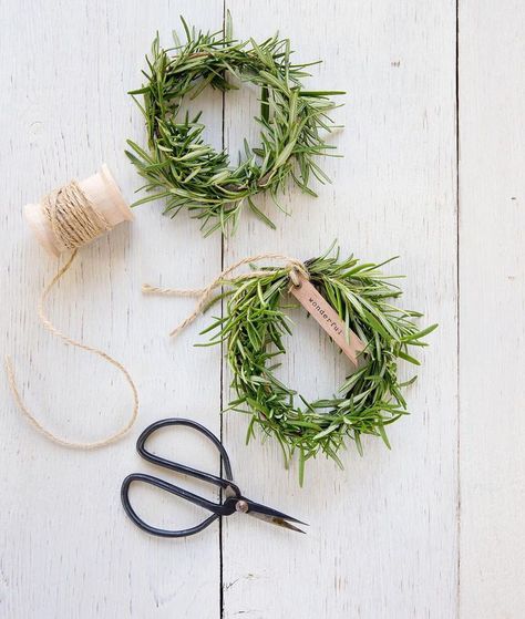 Rosemary Wreath Diy, Rosemary Wreaths, Note On Instagram, Natal Natural, Natural Christmas Decor, White Christmas Decor, Natural Christmas, Hello Lovely, Holiday Sparkle