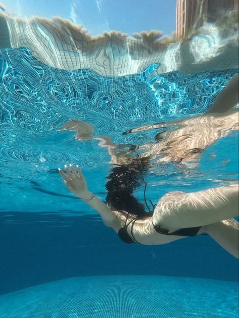 Swimming Pools Aesthetic, Pool Poses, Beach Pictures Poses, Beach Photography Poses, Foto Tips, Selfie Ideas Instagram, Under Water, Jairzinho, Summer Pictures