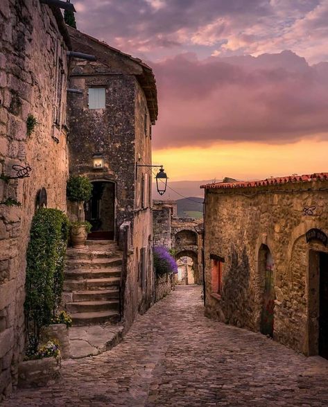 Instagram Assisi Italy, Lacoste France, Round The World, Avignon, French Riviera, Beautiful Space, Barcelona Cathedral, Provence, Grand Canyon