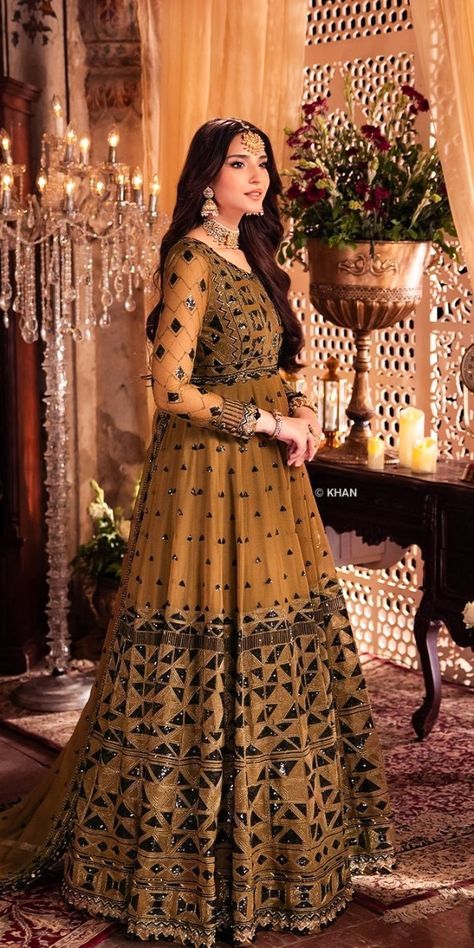 Hania Amir Dresses, Ramsha Khan, Short Kurti Designs, Hania Amir, Punjabi Dress, Short Kurti, Pakistani Actress, Kurti Designs, Pakistani Dresses