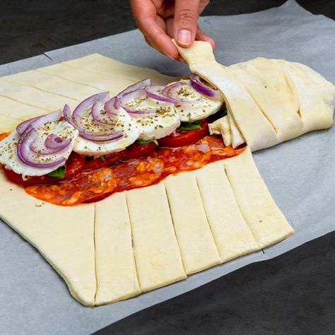 Puff Pastry With Tomatoes And Mozzarella, Puff Pastry Salami Recipes, Light Lunch Recipes, Puff Pastry Treats, Caprese Appetizer, Puff Pastry Twists, Salami Recipes, Meat Rolls, Beach Meals