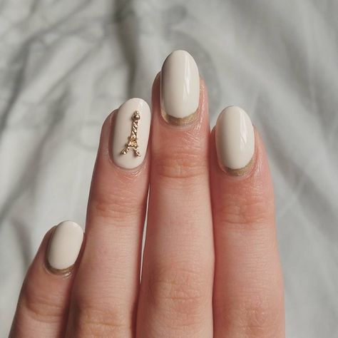 Seven Las Vegas–Inspired Manicures Eiffel Tower Nails, Olympic Nails, Las Vegas Nails, Deluxe Nails, Paris Nails, Vegas Nails, Parisian Look, Glitter Manicure, Gel Mani